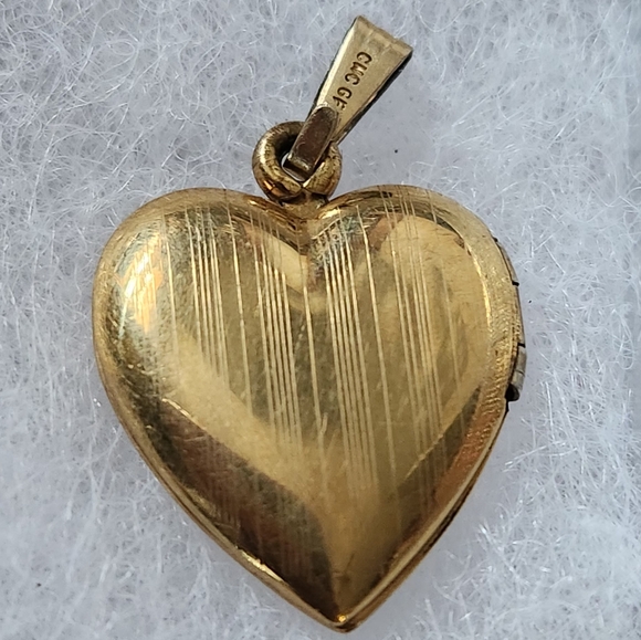Shells GF Vtg. Heart Locket Pendant - Picture 3 of 6